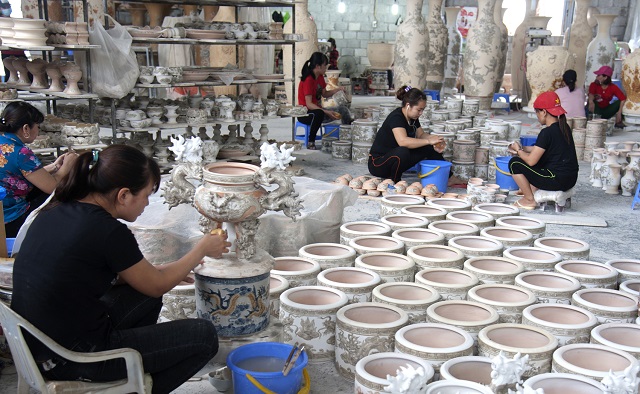 Nghệ nhân làng gốm sáng tạo sản phẩm