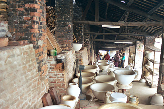 Làng gốm Bát Tràng nổi tiếng với nhiều sản phẩm độc đáo
