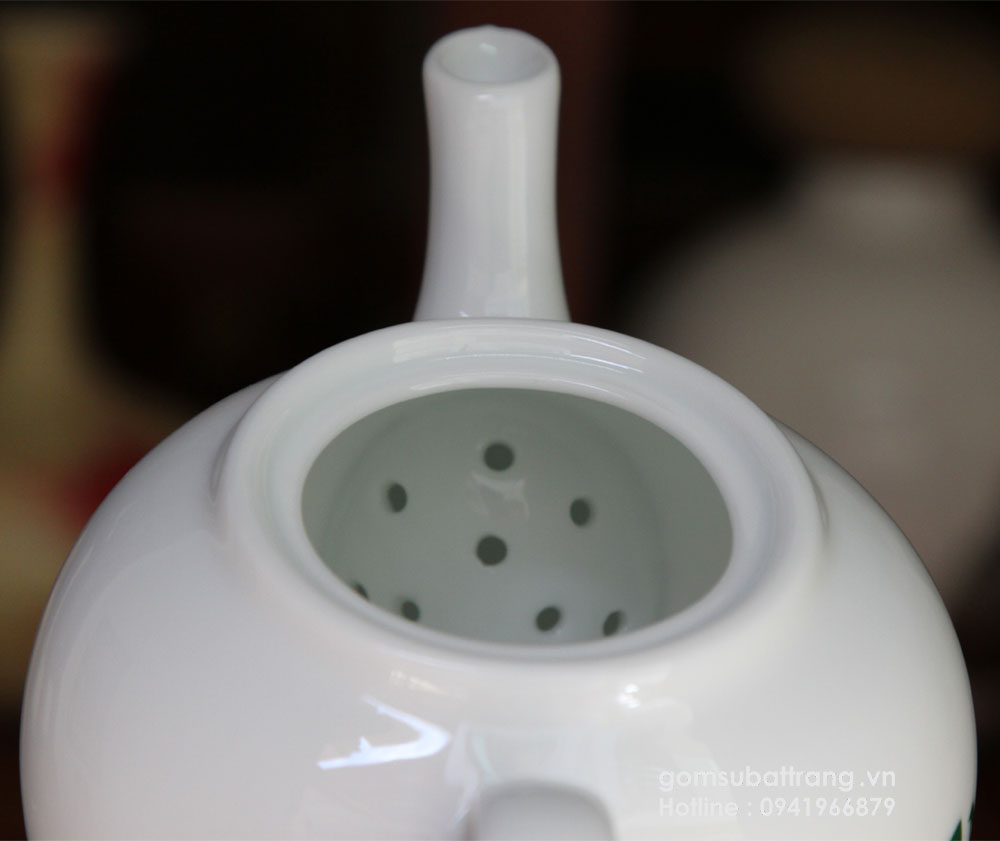 Lỗ lọc trà được thiết kế tinh tế theo kiểu tổ tò vò rất đẹp, giúp lọc hết bã trà và không bị tắc nước trong vòi ấm
