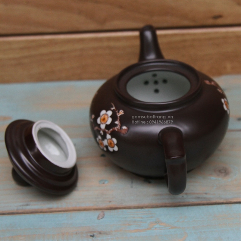 Lỗ lọc trà tinh tế đàm bảo lọc hết bã trà và không bị tắc nước trong vòi ấm