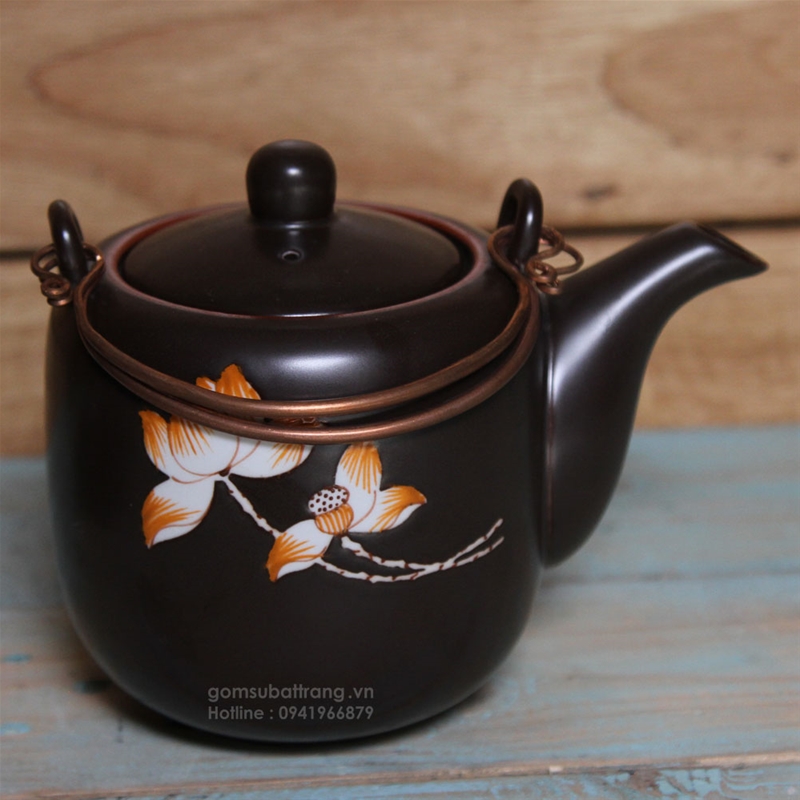 Ấm trà được làm từ men đen sang trọng và quai đồng nguyên chất tạo nét hoài cổ và sang trọng