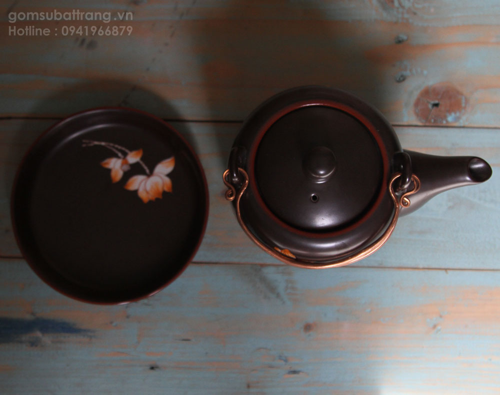 Đĩa lót ấm trà và chén trà cũng được khắc chìm hoa sen rất công phu và đẹp mắt