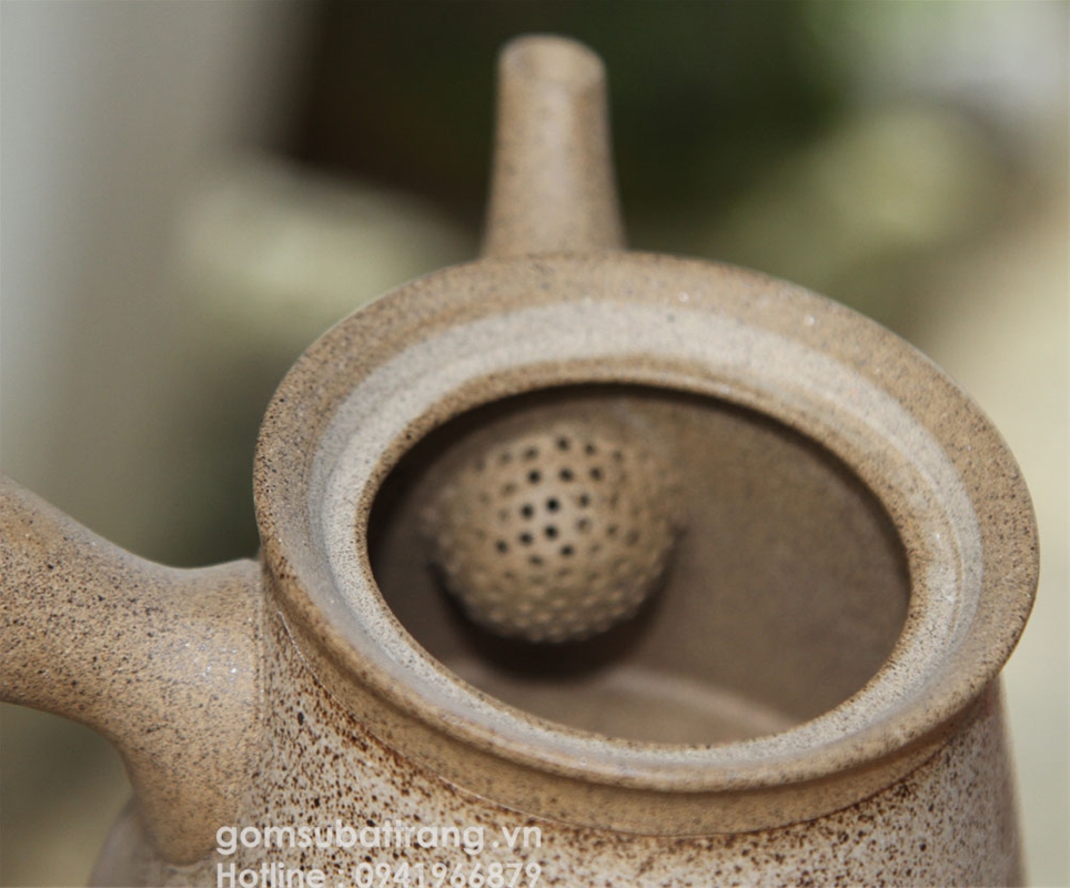 Chi tiết lỗ lọc trà ấm tử sa Bát Tràng tphcm được thiết kế rất tinh tế đẹp mắt, giúp lọc hết bã trà mà không bị tắc nước trong vòi ấm khi rót trà