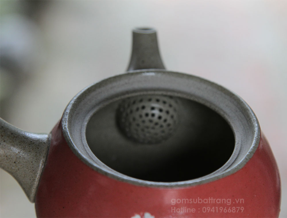 Lỗ lọc trà ấm tử sa được thiết kế theo kiểu tổ tò vò rất đẹp và tinh tế, giúp lọc hết bã trà, và không bị tắc nước ở vòi ấm