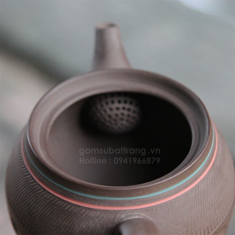 Bán ám tử sa ở Hà Nội, chi tiết lỗ lọc trà được thiết kế theo kiểu tổ tò vò rất đẹp, giúp lọc hết bã trà và không bị tắc nước trong vòi ấm khi rót trà