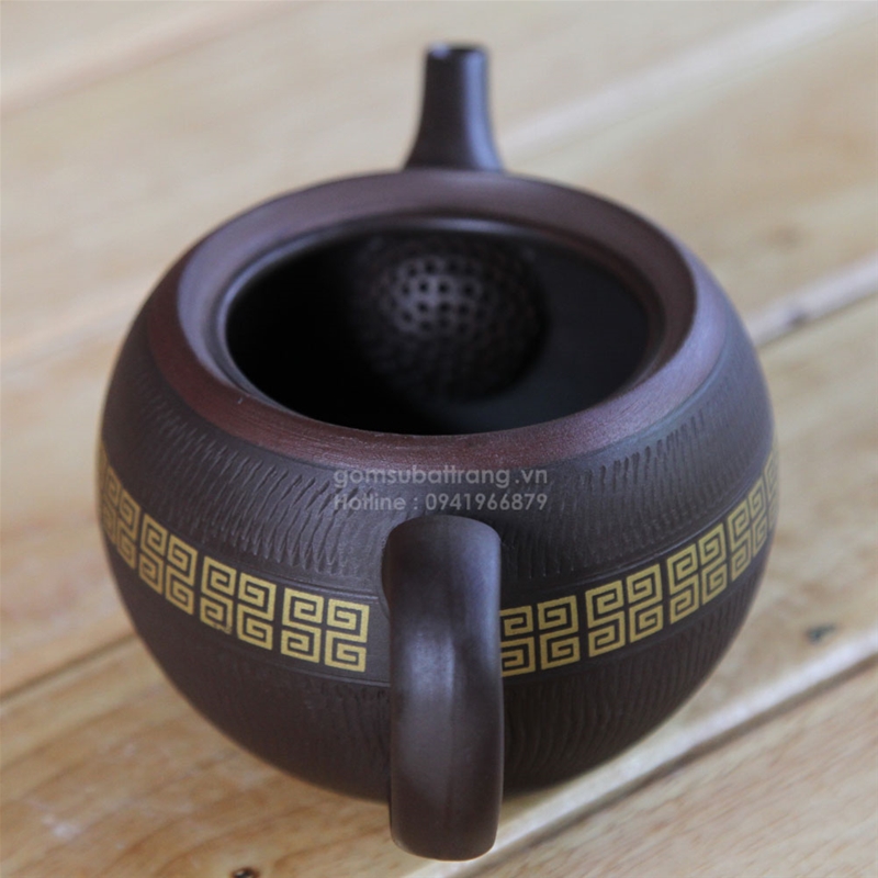 Bán ấm tử sa ở hà nội, bộ ấm chén tử sa được thiết kế cầu kỳ với lỗ lọc trà tinh tế, đảm bảo lọc hết bã trà mà không bị tắc vòi ấm khi rót trà