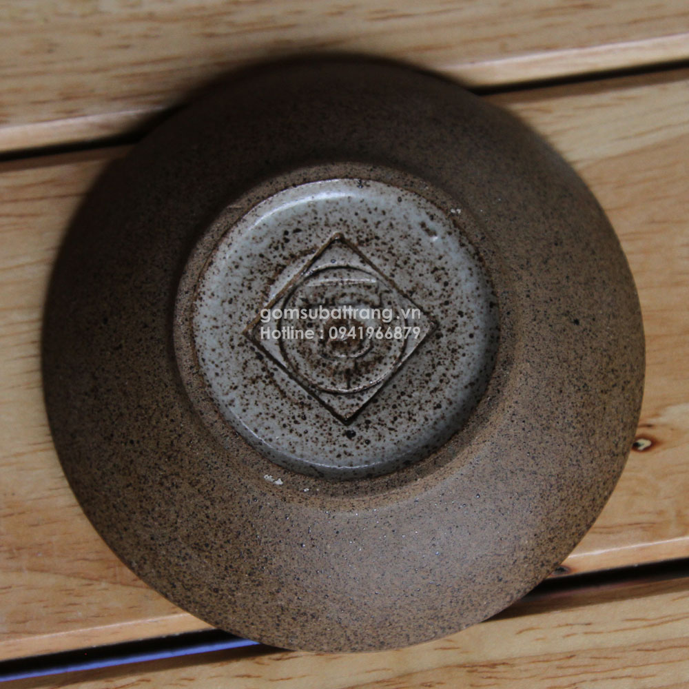 Chi tiết mặt sau của đĩa đựng chén trà ấm tử sa Nhật Bản