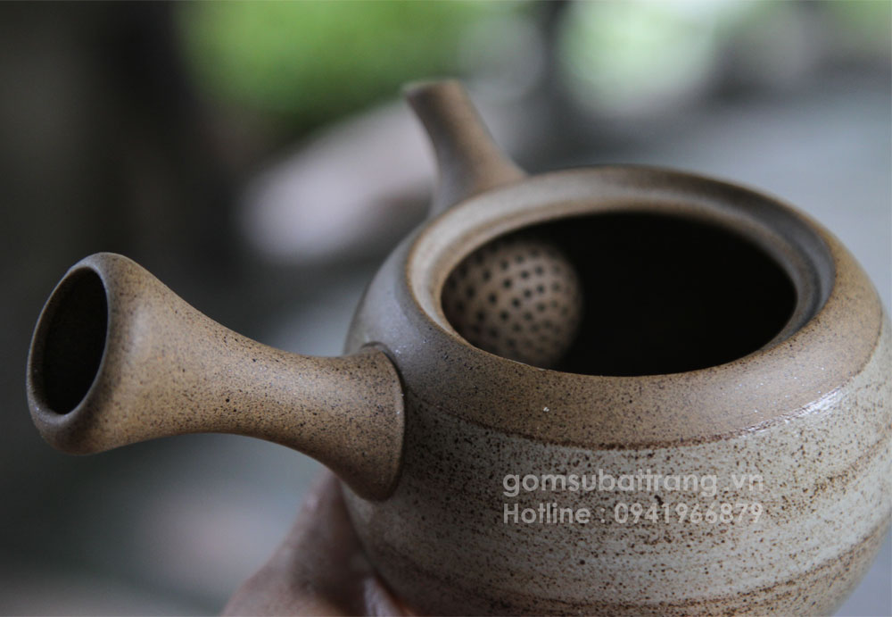 Ấm tử sa Nhật Bản được thiết kế lỗ lọc trà rất tinh tế, đẹp mắt, lọc hết bã trà, không bị tắc nước ở vòi ấm khi rót trà