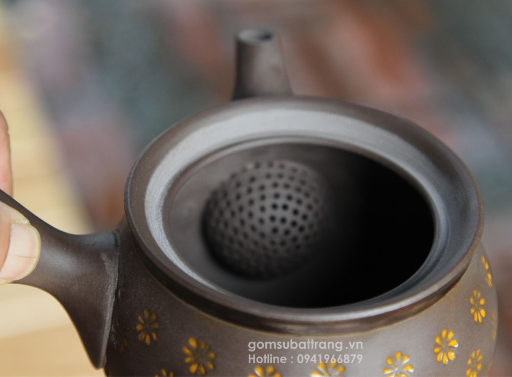 Ấm tử sa quần ẩm Bát Tràng có dáng ấm hài hòa cân đối, lỗ lọc trà được thiết kế tinh tế, đảm bảo lọc hết bã trà và không bị tắc nước trong vòi ầm khi rót trà