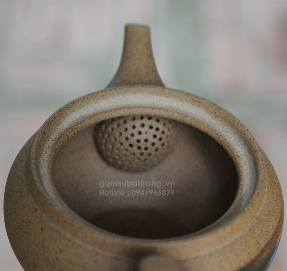 Lỗ lọc trà được thiết kế tinh tế theo kiểu tổ tò vò giúp lọc hết bã trà và không bị tắc nước trong vòi ấm khi rót trà