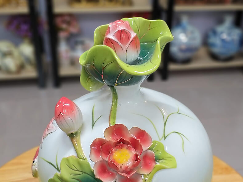 Bình hoa sen giả mang lại nhiều may mắn cho gia chủ