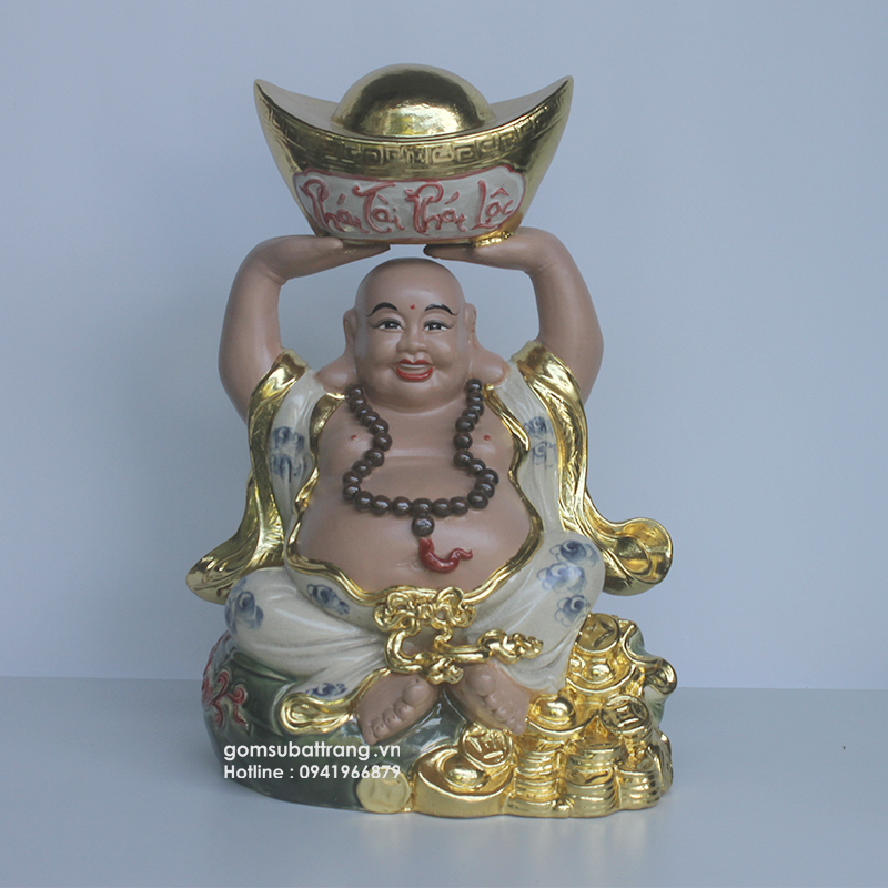 Tượng Phật Di Lặc cầm thỏi vàng, sản phẩm được trau chuốt đến từng chi tiết 