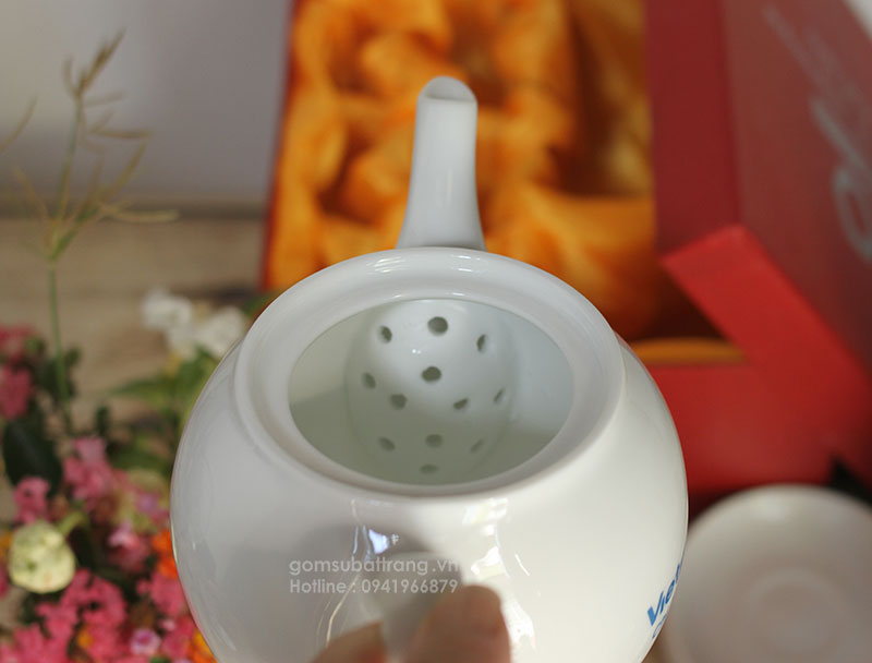 Thiết kế lỗ lọc trà theo kiểu tổ tò vò, giúp ấm chén lọc hết bã trà mà không bị tắc nước trong vòi ấm