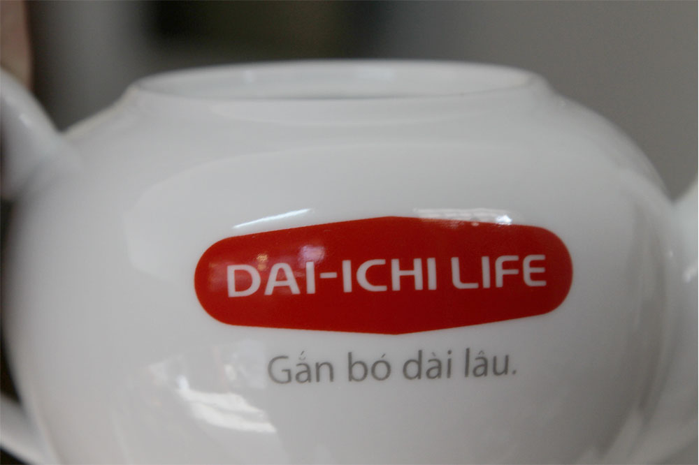 Logo được in nổi bật ở trung tâm ấm, với công nghệ in trong men, logo luôn tươi mầu sắc nét, và bền mãi với thời gian