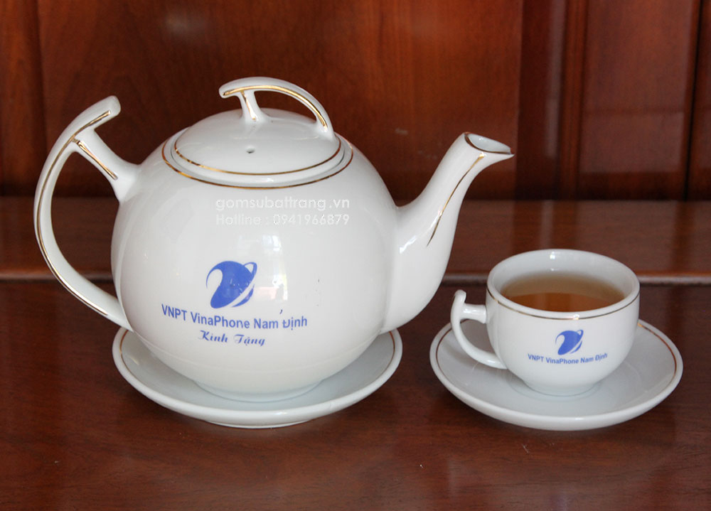 Phong cách thiết kế trẻ trung năng động, viền vàng kim sang trọng, nổi bật trên nền men trắng tinh khôi