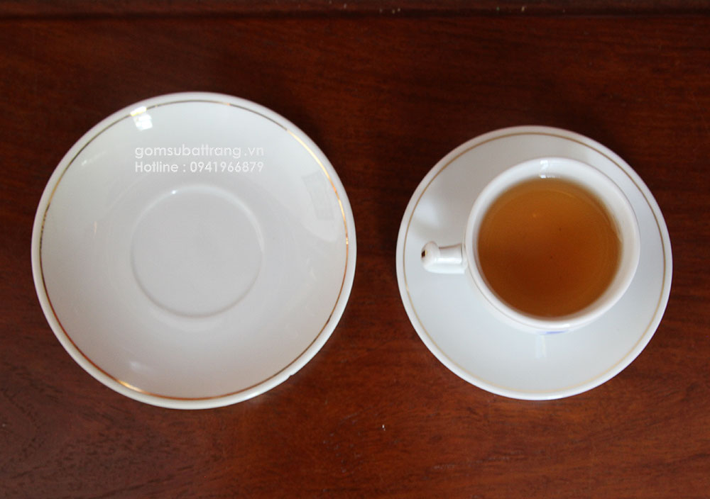 ấm, đĩa, chén Bát Tràng được sản xuât thủ công, nung ở nhiệt độ rất cao, khử tới 90% các tạp chất, cho ra lò các sản phẩm ấm chén sạch, an toàn cho người sử dụng