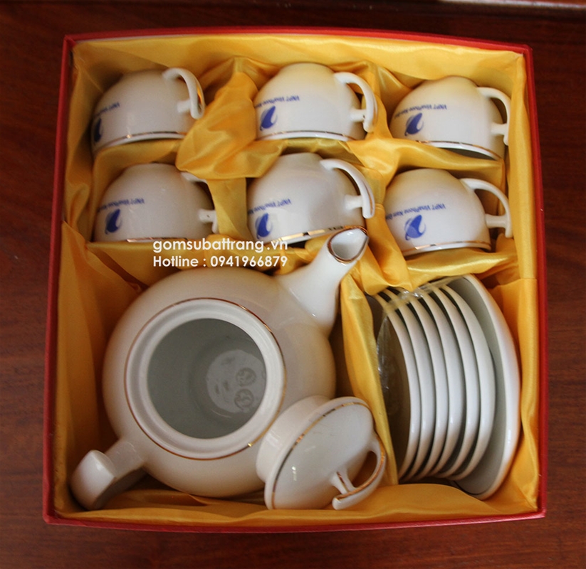 Bộ ấm chén quà tặng được đựng trong hộp cứng bên trong có lót lụa cao cấp, sang trọng, chống va đập, trên lắp hộp có in logo theo thiết kế được khách hàng duyệt