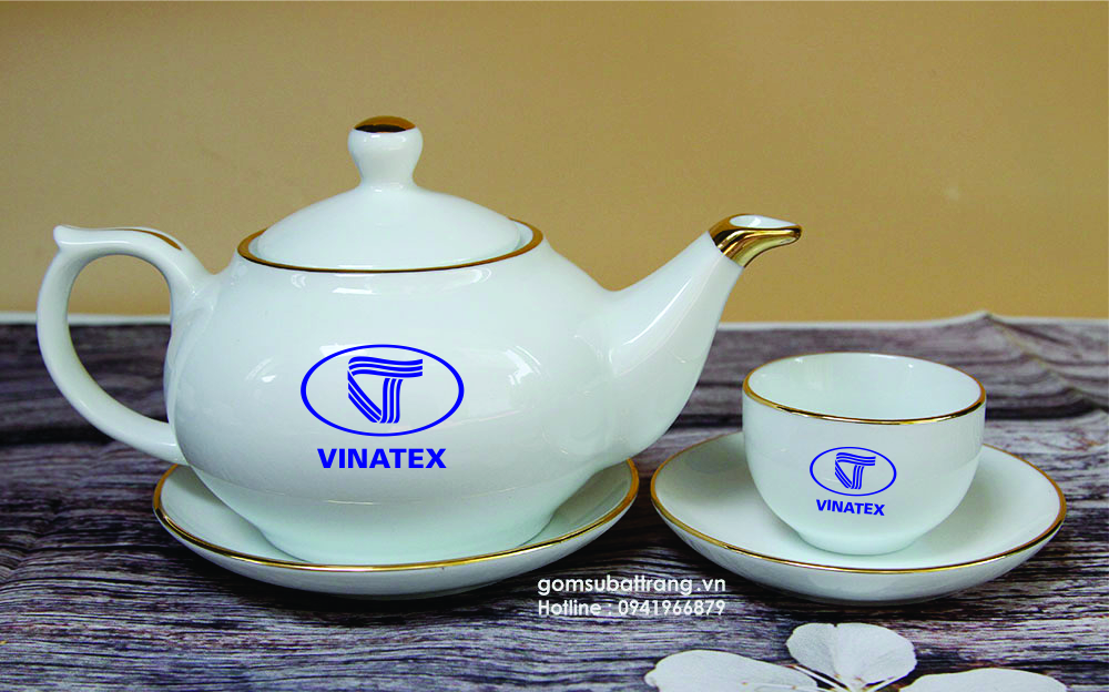 ấm chén in logo theo Công nghệ in trong men, bên ngoài có một lớp men bao phủ , giúp logo luôn giữ được tươi mầu và bền vĩnh cửu, có thể dùng vật cứng để cạo cũng không bị bong tróc