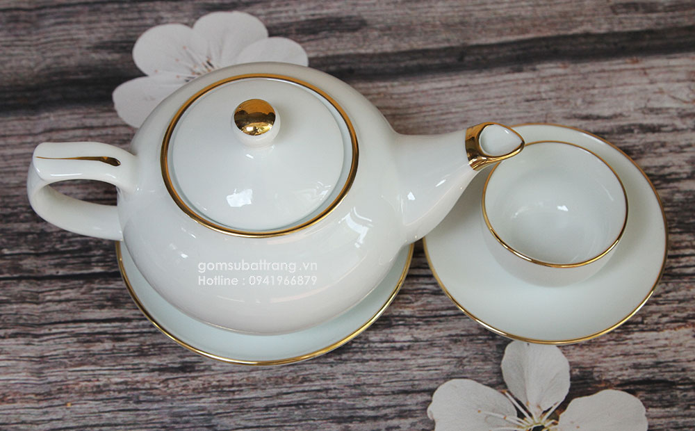 Đây thực sự là bộ ấm chén đẹp với thiết kế thanh thoát hài hòa, sản phẩm được nung ở nhiệt độ 1400 độ C, khử tới 99% tạp chất còn tồn dư trong đất, cho xuất xưởng các sản phẩm gốm sứ sạch an toàn cho người sử dụng