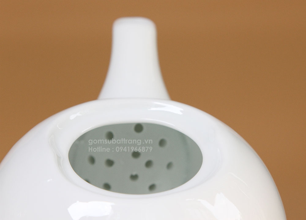 Lỗ lọc trà của bộ ấm chén quà tặng được thiêt kế theo kiểu tổ tò vò , thông thoáng giúp lọc hết bã trà mà không bị tắc nước trong vòi ấm