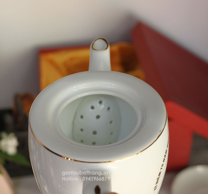 Bình Trà Bát Tràng in chữ được thiết kế lỗ lọc trà tinh tế, giúp lọc hết bã trà mà không bị tắc nước trong vòi ấm