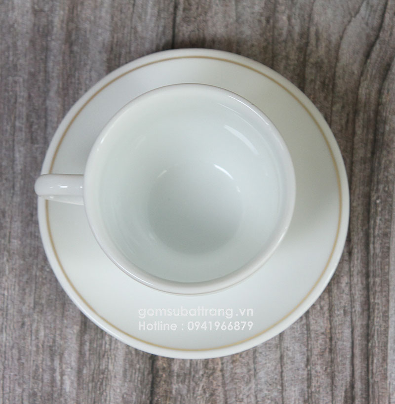 Bình trà Bát Tràng giá rẻ in chữ với chén và đĩa được in trên khuôn thủy lực tạo độ tròn đều với tỉ lệ cao