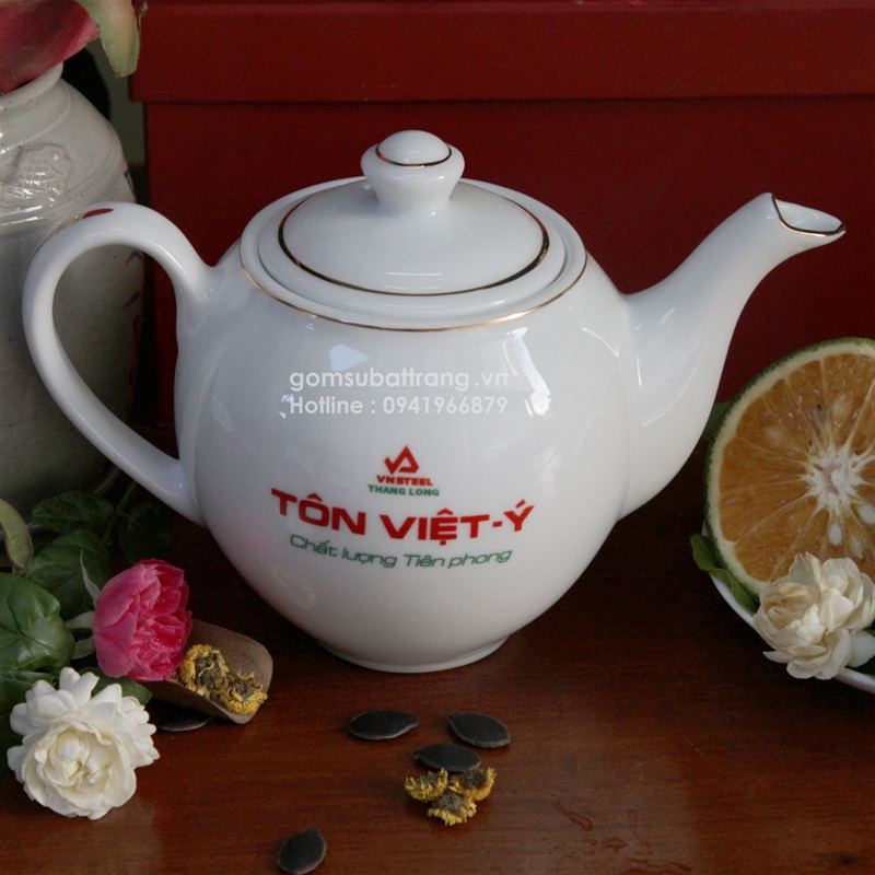 Dáng ấm Camelia men trắng chỉ vàng kim được các nghệ nhân Bát tràng thiết kế theo phong cách Châu Âu hiện đại và sang trọng