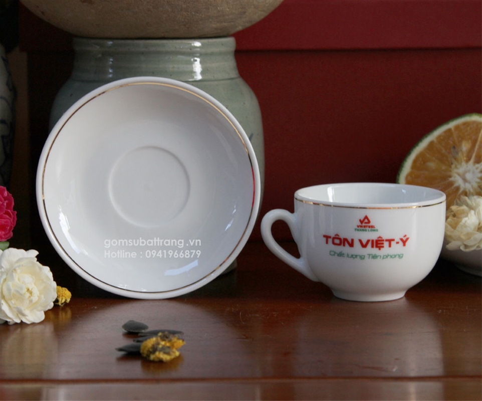 Chi tiết nét tinh tế và quý phái của chén và tách trà men trắng chỉ vàng kim được làm rất đẹp và công phu
