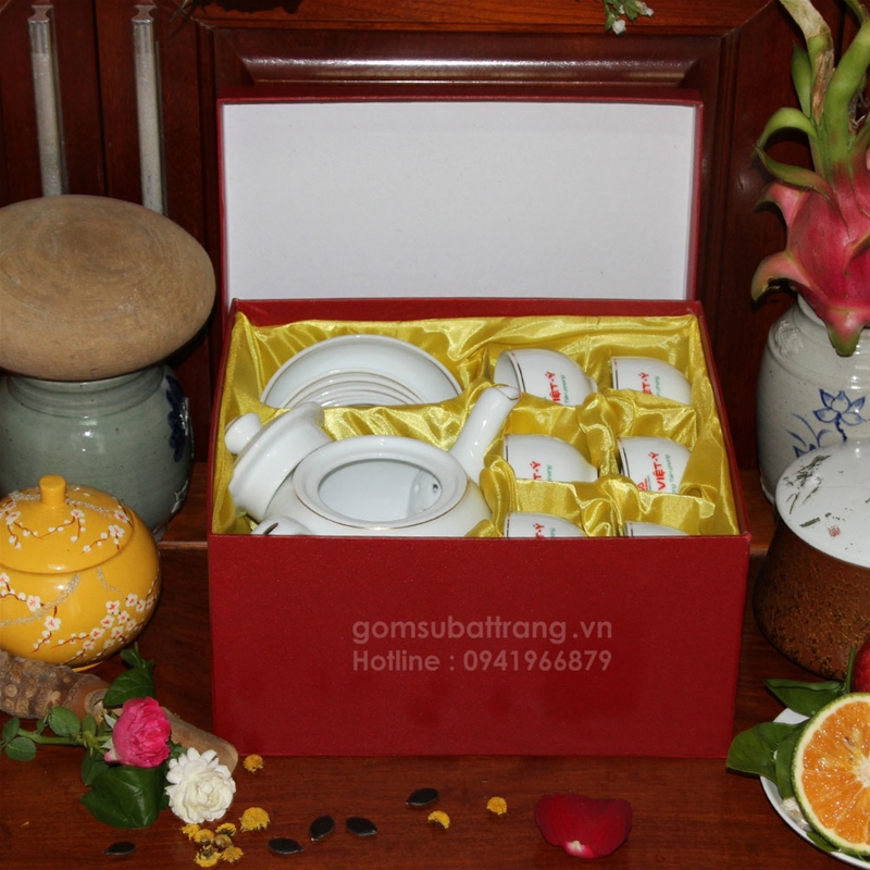 Bộ ấm chén in logo đẹp giá rẻ được đóng trong hộp cứng bọc giấy xi cao cấp, bên trong có lót lụa sang trọng, chống va đập, lắp hộp in logo theo macquote thiết kế được khách hàng duyệt trước khi in đồng loạt