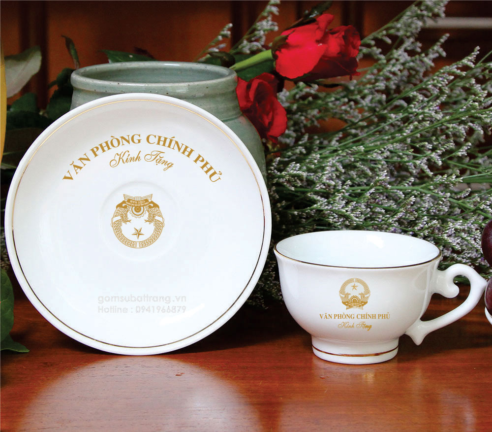 Chi tiết tách trà và đĩa đựng trà, rất đẹp, được in logo mạ vàng 24k rất lịch sự và sang trọng