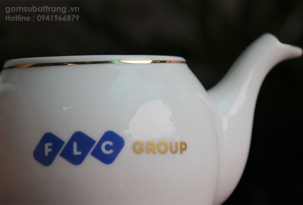 chi tiết in logo ấm chén Bát Tràng tphcm, được thiết kế logo cân đối, hài hòa với tổng thể, mầu logo được in trong men giúp logo giữ bền mầu không bị bong tróc, sắc nét và tươi mầu vĩnh cửu