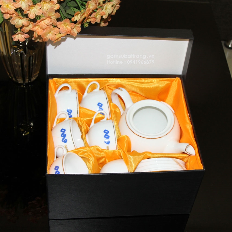 in logo ấm chén Bát Tràng tphcm được đóng gói với lót lụa rất sang trọng, tôn vẻ đẹp của sản phẩm cũng như chống va đập khi vận chuyển