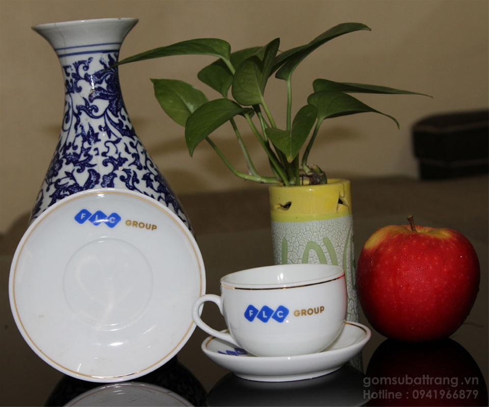 Chi tiết tách đựng trà và chén trà viền vàng kim được in logo nổi bật tạo điểm nhấn về thương hiệu của sản phẩm