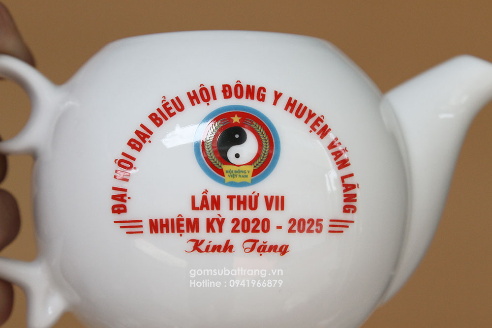 Chi tiết ấm chén in logo trong men ( một lớp men trắng phủ bên ngoài logo) giúp logo có độ tươi sáng, độ bền rất cao, có thể dùng vật cứng cạo cũng không bong tróc logo