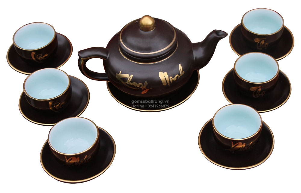 Họa tiết chữ thư pháp" Phúc, Lộc Thọ , Khang, Ninh" được vẽ 2 măt ấm, chén, rất hài hòa và đẹp mắt