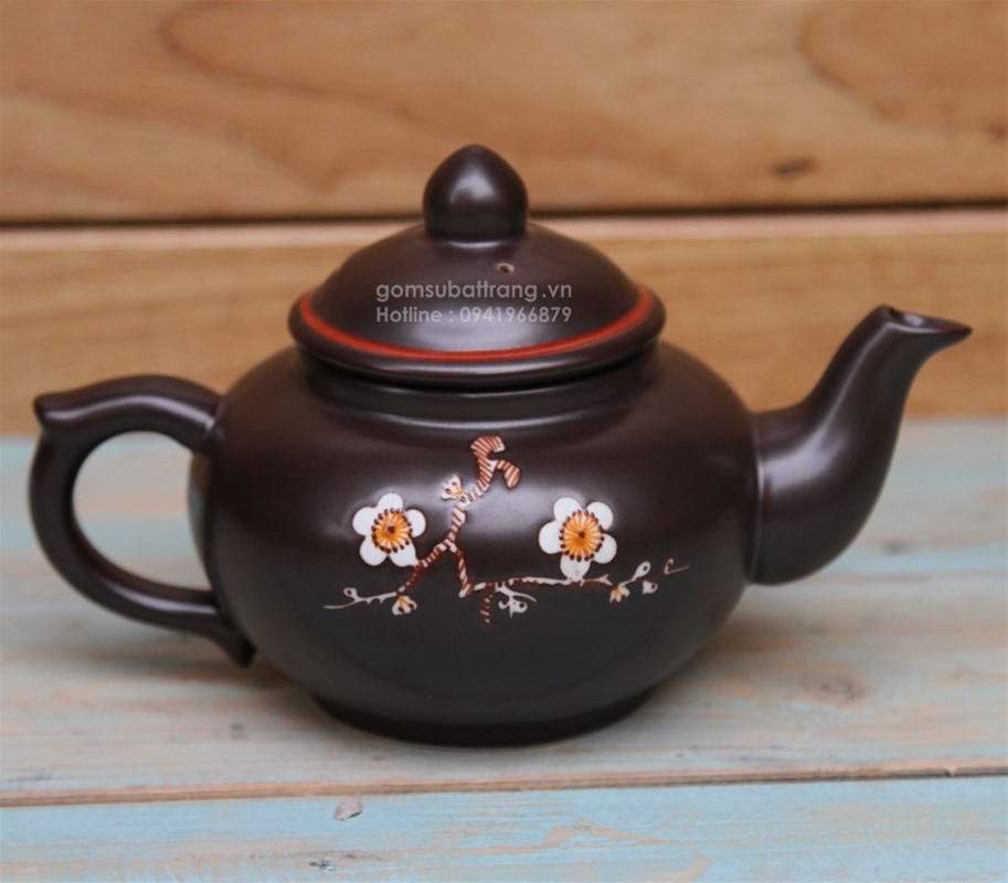 Ấm trà dáng tròn khỏe khoắn uyển chuyển làm nổi bật họa tiết hoa đào tinh tế