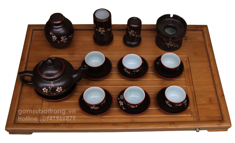 Bộ phụ kiện bao gồm khay trà, lọ tăm, gạt tàn kiêm đựng nước thừa, và lọ trà