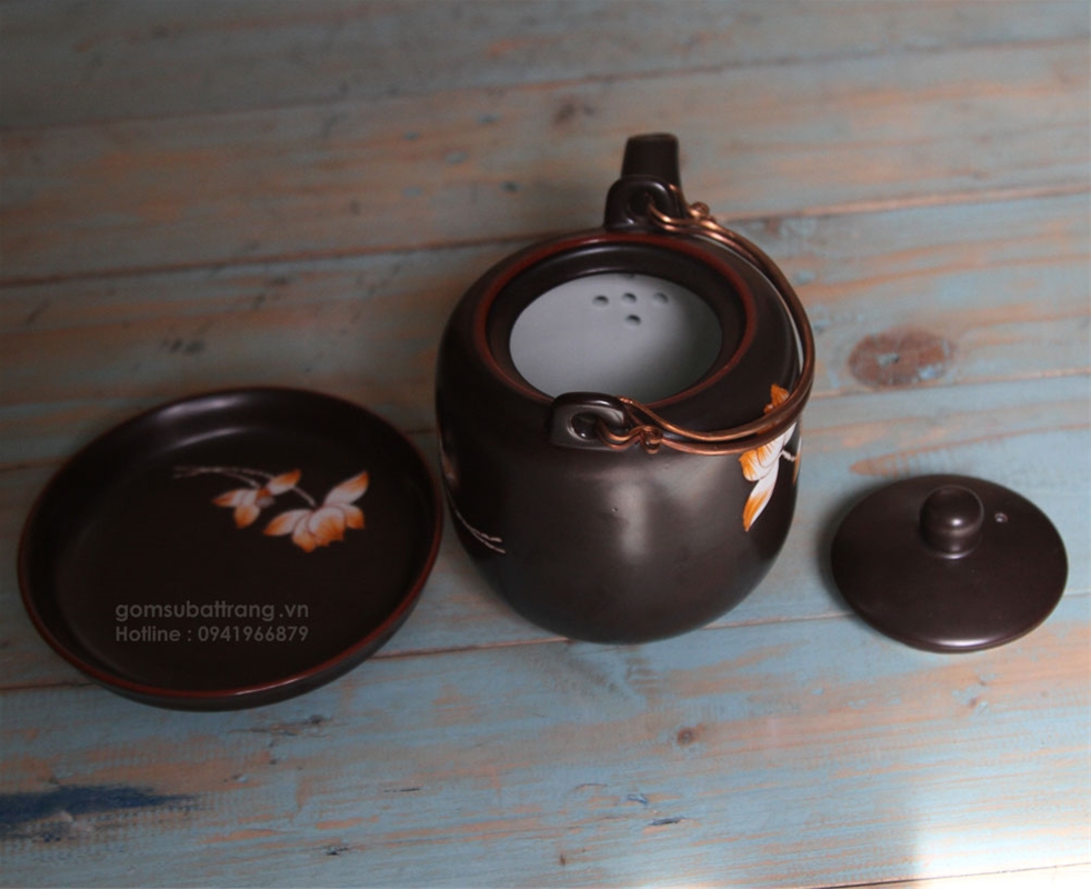 Lỗ lọc trà tinh tế đảm bảo lọc hết bã trà và khi rót trà không bị tắc nước ởi vòi ấm