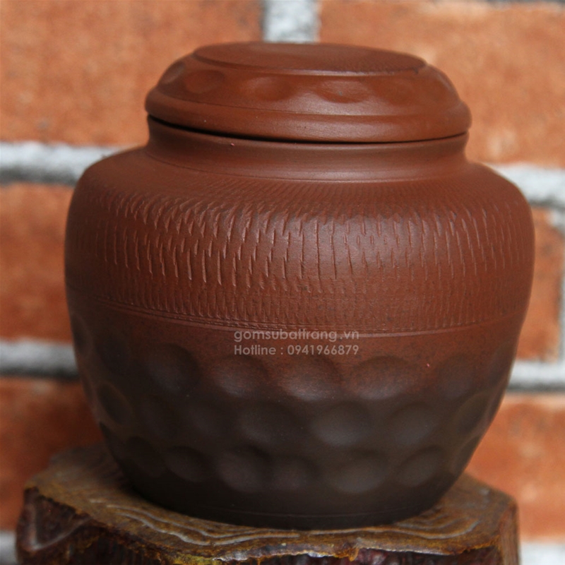 Phụ kiện lọ trà của bộ ấm trà tử sa Hà Nội được thiết kế rất hợp với dáng ấm trà, tiện dụng với nắp lọ trà rất khít với miệng lọ trà giúp giữ hương trà được lâu và tránh ẩm mốc