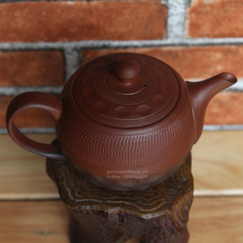 Góc nghiêng của ấm trà tử sa Hà Nộ men nâu đỏ truyền thống Bát Tràng rất đẹp và tinh tế
