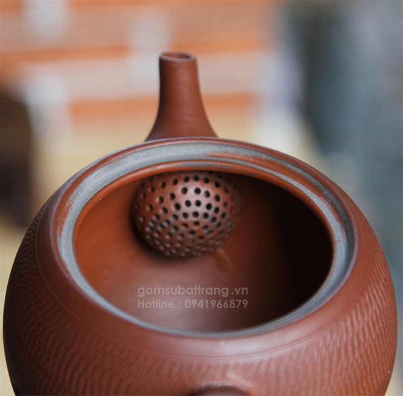Ấm trà tử sa Hà Nội được thiết kế với lỗ lọc trà rất đẹp và tinh tế, đảm bảo lọc hết bã trà và không bị tắc nước ở vòi ấm
