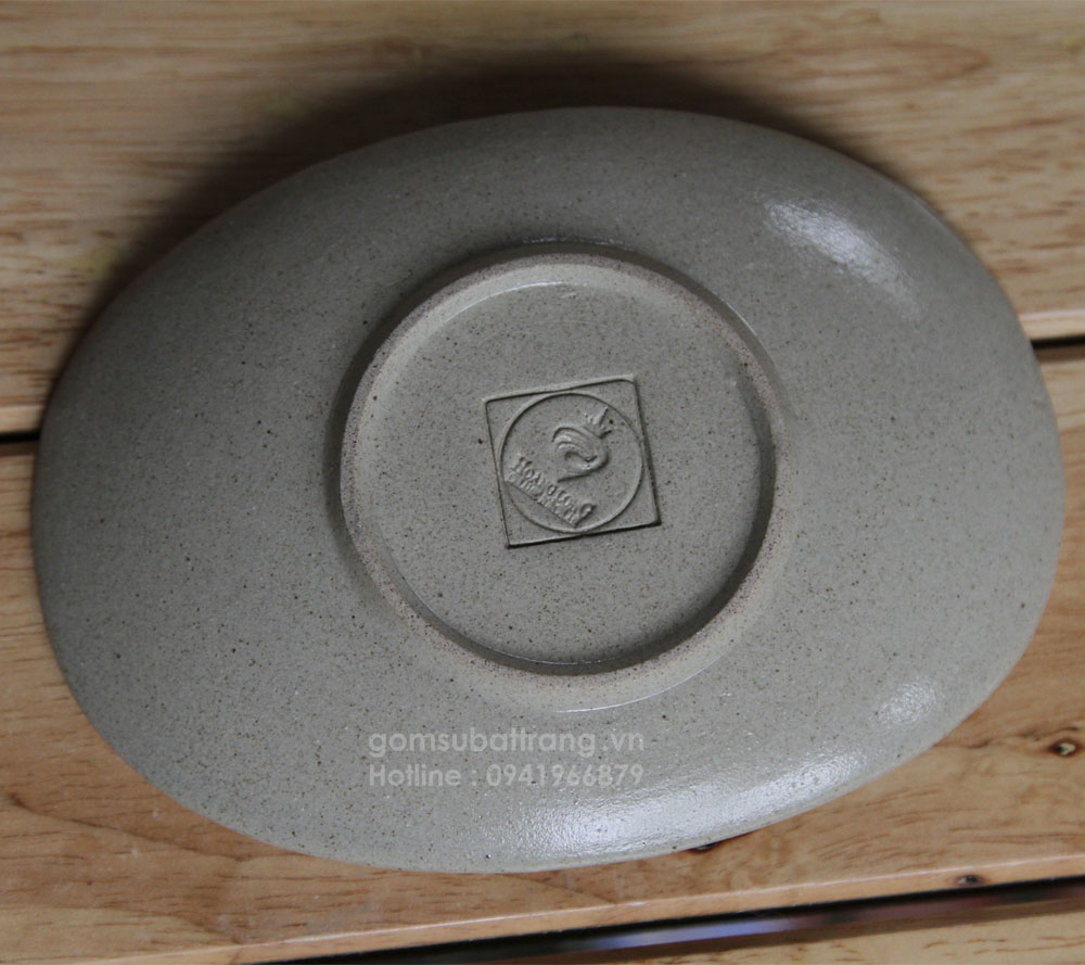 Phần đáy của đĩa ấm tử sa Hà Nội men xước cũng được cắt gọt công phu tỉ mỉ, kết hợp tổng thể bộ ấm trà đạo rất sang trọng, quý phái