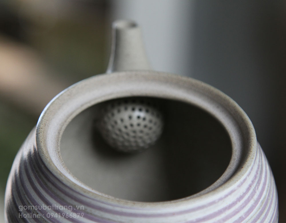 Lỗ lọc trà ấm tử sa Hà Nội men Xước được thiết kế theo kiểu tổ tò vò rất tinh tế, giúp lọc hết bã trà và không bị tắc nước trong vòi ấm khi rót trà