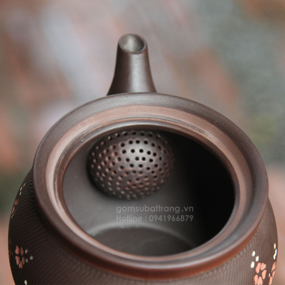 Ấm tử sa quần ẩm khắc chìm hoa đào được thiết kế lỗ lọc trà rất đẹp và tinh tế giúp lọc hết bã trà và không bị tắc nước trong vòi ấm khi rót trà