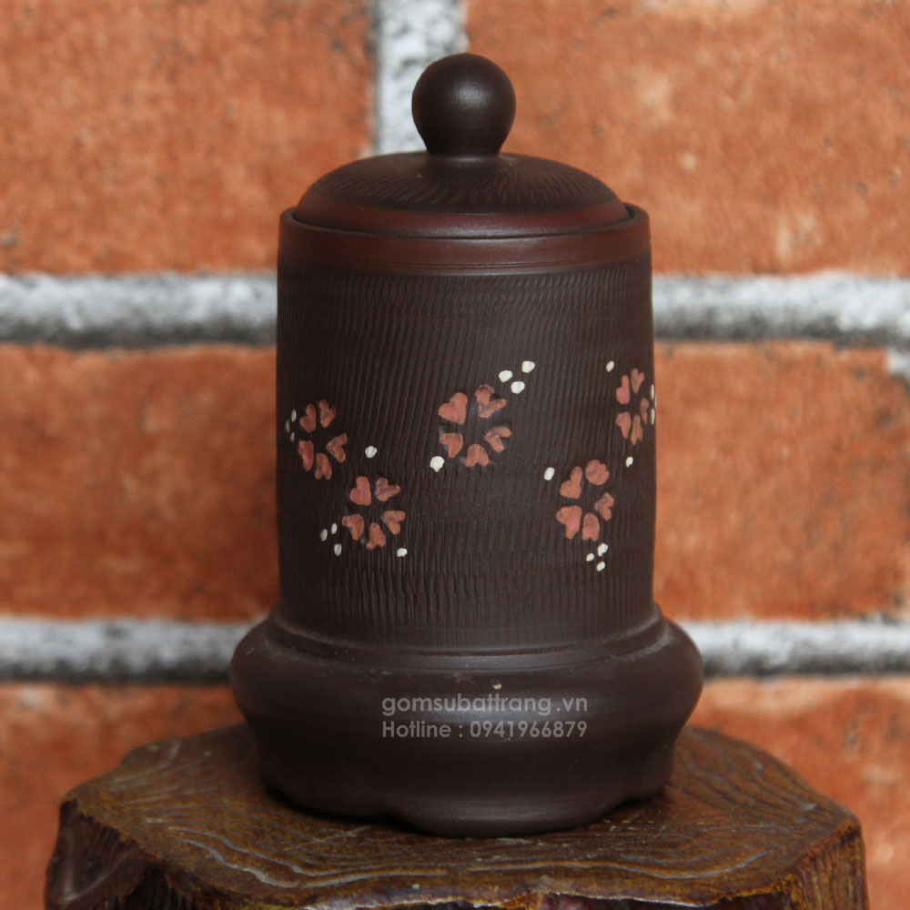 Phụ kiện lọ tăm cũng được khắc chìm hoa đào rất đẹp, nhỏ xinh nhưng hài hòa với tổng thể bộ ấm trà
