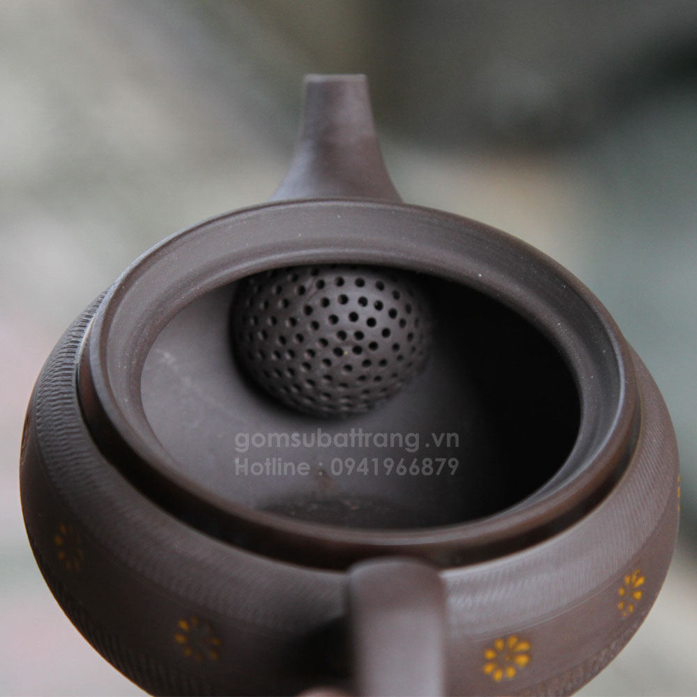 Lỗ lọc trà được thiết kế theo kiểu tổ tò vò rất tinh tế, đẹp về thẩm mỹ, lọc kỹ bã trà, không bị tắc nước trong vòi ấm khi rót trà