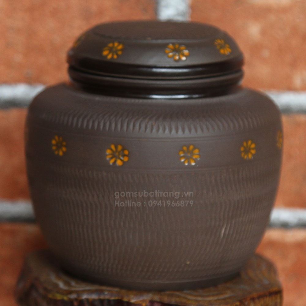 Bán ấm tử sa ở Hà nội, với phụ kiện lọ đựng trà rất đẹp và tiện dụng, vung lọ đựng trà rất khít với thân lọ giúp giữ khô trà tránh mốc ẩm và lưu hương trà được lâu