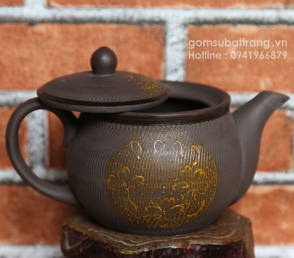Náp ấm trà cũng được khắc chìm trăng vàng tinh sảo, đường kính của nắp ấm rất khít với thân ấm, giúp cho ấm trà giữ được nhiệt và lưu hương trà rất lâu