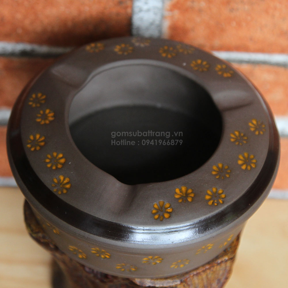 Phụ kiện gạt tàn của bộ ấm tử sa quần ẩm Bát Tràng, khắc chìm ngàn hoa đồng mầu với bộ ấm chén rất đẹp, tiện dụng và tinh tế