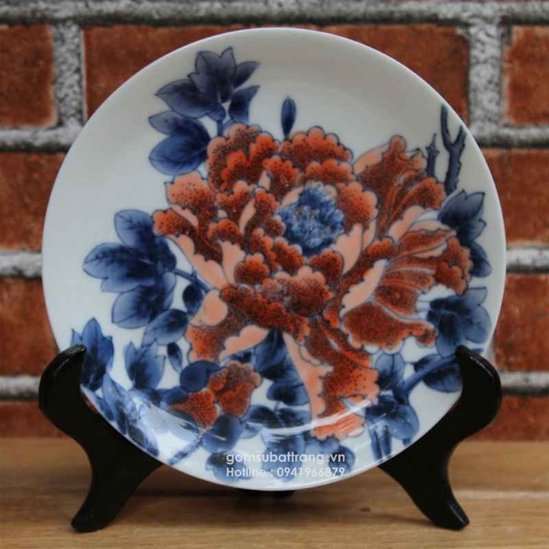 Sở hữu bộ đĩa gốm sứ cao cấp pr-dhs5 vẽ hoa phù dung bầy trong phòng khách thêm san trọng với ý nghĩa chiêu vượng khí tăng sức khỏe và tài lộc cho gia chủ